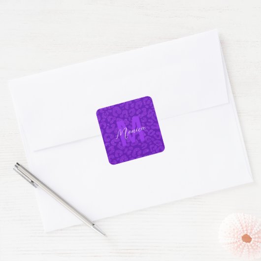 Sticker Carré Nom de script de monogramme pailleté violet élégan (Enveloppe)