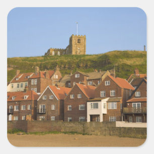 Sticker Carré Nouveaux logements et église St Margarets, Whitby,