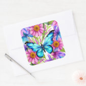 Sticker Carré Papillon Bleu Dans un Champ de Fleurs (Enveloppe)