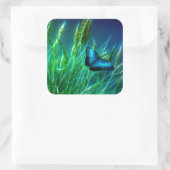Sticker Carré Papillon bleu Morpho sur herbe verte (Sac)