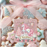 Sticker Carré Pink Christmas Wonderland Unicorn<br><div class="desc">Célébrez la magie de la saison des Fêtes avec cet enchanteur autocollant "Pink Christmas Wonderland". Doté d'une licorne fantaisiste à crinière rose pastel, d'accents dorés et d'une couronne royale, ce design est entouré de sucres de canne, d'un sapin de Noël étincelant, d'ornements et de flocons de neige. Parfait pour l'emballage...</div>