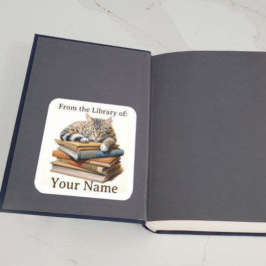 Sticker Carré Plaque avec chat sur livres