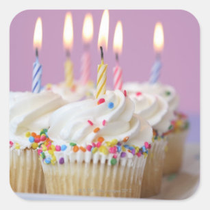 Sticker Carré Plateau des petits gâteaux d'anniversaire avec des