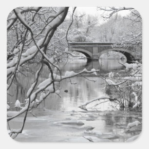 Sticker Carré Pont de voûte au-dessus de rivière congelée en