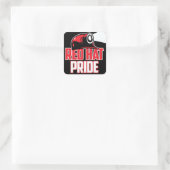 STICKER CARRÉ PRIDE CASQUETTE ROUGE (Sac)