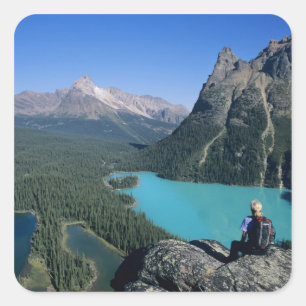 Sticker Carré Randonneur surplombant le lac de couleur turquoise