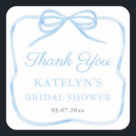 Sticker Carré Regency Blue Bow Wedding shower Favoriser<br><div class="desc">Cette élégante marque de faveur est dotée d'une bordure en ruban aquarelle peinte à la main en bleu clair. Montré ici pour une douche nuptiale mais bien sûr le texte pourrait être customisé à n'importe quel événement.</div>