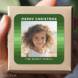 Sticker Carré Retro Stripes - Christmas Green - Simple Photo<br><div class="desc">Motif rétro à rayures vertes avec un accueil simple et signature familiale. Ajoutez votre selfie favori ou votre instantané de famille. Utilisez une photo carré pour créer ce salut de vacances unique et personnel. Un motif rétro rayé dans les tons verts est à l'arrière - plan.</div>