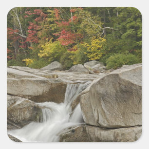 Sticker Carré Rivière Swift en cascade à travers les rochers, Bl