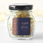 Sticker Carré Rose moderne  bleu foncé or Parties scintillant Ma<br><div class="desc">Cet élégant autocollant mariage moderne présente un design de parties scintillant en or rose sur le bord gauche. Customisez facilement le texte rose rose sur un arrière - plan bleu foncé,  avec les noms de la mariée et du marié dans la calligraphie manuscrite sur une grande esperluette.</div>