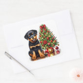Sticker Carré Rottweiler Chiot par un arbre de Noël avec des cad (Enveloppe)