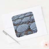 Sticker Carré Rows of Striped Beach Umbrellas With Sun Beds (Enveloppe)