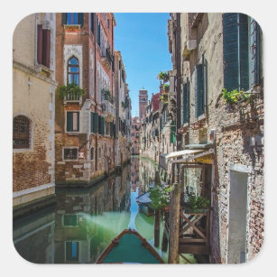 Sticker Carré Rue étroite avec canal à Venise