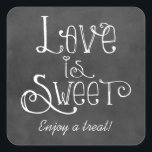 Sticker Carré Rustic Script Love is Sweet Chalkboard Mariage<br><div class="desc">Les stickers de charmante chalkboard de faveur ont la fonction "L'amour est doux" avec un texte personnalisé dans des polices de style manuscrit qui ont un aspect craie blanche. Arrière - plan a un aspect rustique en carton noir texturé.</div>