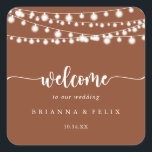 Sticker Carré Rustique String Lights Terracotta Mariage Bienvenu<br><div class="desc">Ce collier rustique illumine en terre cuite mariage d'accueil autocollant carré est parfait pour un mariage classique. Le design comprend de belles lampes à cordes peintes à la main dans un arrière - plan en terre cuite. Ces étiquettes sont parfaits pour les sacs de bienvenue et les mariages de destination...</div>