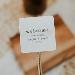 Sticker Carré Sac d'accueil pour Mariage rustique neutre unique<br><div class="desc">Cet autocollant unique et neutre pour sac de bienvenue mariage de la Collection Emelia est parfait pour un mariage minimaliste. Le design en noir et blanc présente une typographie moderne sans ornement boho, au style minimaliste unique. Personnalisez ces autocollants avec l'emplacement de votre mariage, vos noms et la date du...</div>