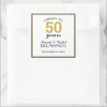 Sticker Carré Salutations à 50 ans Mariage Anniversaire Or<br><div class="desc">Célébrez votre 50e anniversaire de mariage avec cet autocollant de l'anniversaire de la fête des Cheers à 50 ans de mariage. Cette conception comporte une bordure en noir et or avec le texte qui dit "CHEERS TO 50 years". Customisez cet article avec vos prénoms et noms de famille et la...</div>