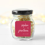 Sticker Carré Script minimaliste moderne Magenta Red | MARIAGE<br><div class="desc">Ces autocollants de mariage élégants et minimalistes présentent une typographie de script moderne blanc et un texte sans serif propre sur un arrière - plan coloré rouge magenta pour un design simple et élégant que vous aimerez.</div>