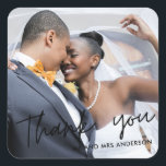 Sticker Carré Script moderne Merci photo mariage Faveur<br><div class="desc">Ajoutez une touche personnelle à vos faveurs de mariage avec notre élégant Sticker de Faveur de Mariage Merci de Script Moderne. Doté d'une police de caractères stylisée et d'une photo chère du couple heureux, cet autocollant est le moyen parfait d'express votre gratitude et de laisser une impression durable sur vos...</div>