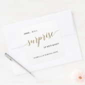 Sticker Carré Script moderne or élégant Surprise Anniversaire (Enveloppe)