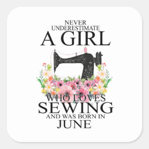 Sticker Carré Sewing (homonymie) Who Loves Sewing And Was Born