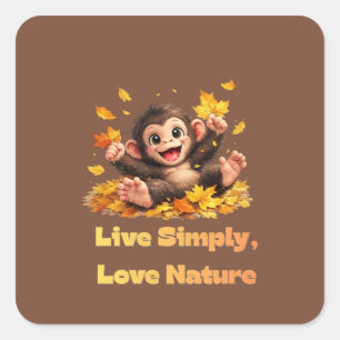 Sticker Carré Singe mignon heureux jouant dans les feuilles d'au