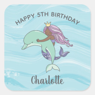 Sticker Carré Sirène mauve à peau foncée avec dauphin Anniversai