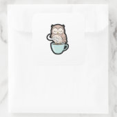 Sticker Carré Sleepy Owl on Coffee – Cute Cozy Illustration (Sac)