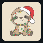 Sticker Carré Sloth Christmas Winter Animaux Sloths Stick Carré<br><div class="desc">Le paresseux à Noël avec des lumières de fées. Animaux amusants avec des cadeaux et de la neige pour les vacances. Un doux salut de Noël. Les fentes sont des animaux mignons et parfaits pour Noël.</div>