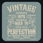 Sticker Carré Soirée de 50 ans vintage personnalisée<br><div class="desc">Faites de votre anniversaire un cadeau spécial grâce à ce design unique. Ajoutez une touche d'élégance sophistiquée à votre fête d'anniversaire avec nos designs uniques et exquis. Ces graphismes apportent sophistication et originalité à tout produit, créant un cadeau mémorable et élégant. Ils sont parfaits pour ceux qui apprécient une touche...</div>