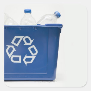Sticker Carré Studio photo de bac de recyclage avec bouteilles