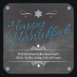 Sticker Carré Tableau noir Faux BlueGlitter Hanoukka<br><div class="desc">Un arrière - plan de tableau de bord montre les mots "Happy Hanoukka" qui est rendu dans un effet de fausse parties scintillant bleue. Une étoile de David en argent scintille le dessus du design. Les Dreidels sont ajoutés en tant qu'accents avec des ornements en courbes pour encadrer votre message...</div>