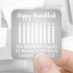 Sticker Carré Tout Texte Menorah Faux Foil Retourner Adresse Éti<br><div class="desc">Ajoutez une touche de finition chic avec ces élégantes étiquettes d'adresse de retour brillantes en papier blanc et faux argenté / scellés d'enveloppe. Tout le texte peut être facilement customisé avec le nom et l'adresse. Le design minimaliste moderne comprend les bougies éclairées d'une menorah et une typographie stylisée et de...</div>
