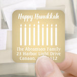 Sticker Carré Tout Texte Menorah Faux Foil Retourner Adresse Éti<br><div class="desc">Ajoutez une touche de finition chic avec ces élégantes étiquettes d'adresse de retour brillantes en papier blanc et faux or / scellés d'enveloppe. Tout le texte peut être facilement customisé avec le nom et l'adresse. Le design minimaliste moderne comprend les bougies éclairées d'une menorah et une typographie stylisée et de...</div>