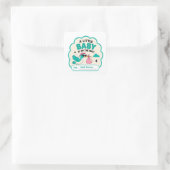 Sticker Carré 🕊️ Un bébé arrive Prénom 🕊️ (Sac)