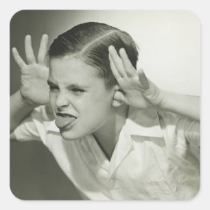 Sticker Carré Un garçon qui fait son visage