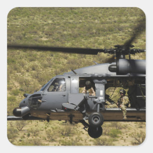 Sticker Carré Un HH-60 pave le faucon vole au-dessus du désert