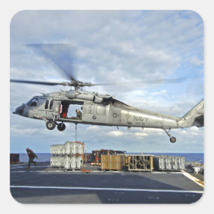 Sticker Carré Un MH-60S Seahawk prépare pour livrer l'ammunitio