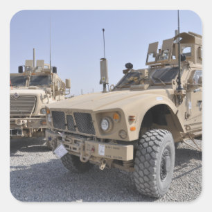 Sticker Carré Une embuscade résistante de mine de M-ATV a