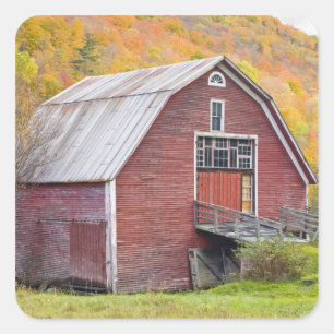 Sticker Carré Une grange dans les montagnes vertes du Vermont. H