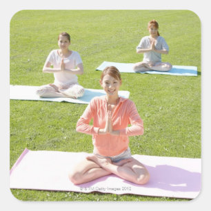 Sticker Carré Une jeune femme faisant le yoga