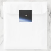 Sticker Carré Une lune géante visible au-dessus de l'atmosphère  (Sac)