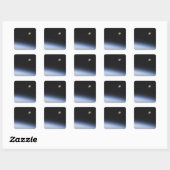 Sticker Carré Une lune géante visible au-dessus de l'atmosphère  (Feuille)