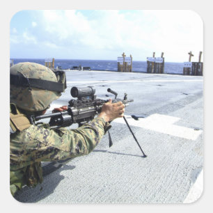 Sticker Carré Une marine des USA ajustant son arme