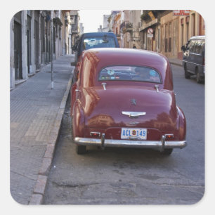 Sticker Carré Une vieille voiture rouge classique Peugeot garée 