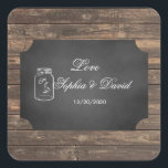 Sticker Carré Unique Rustic Mason Jar Chalkboard Mariage<br><div class="desc">Unique Rustique Mason Jar Chalkboard design avec un bocal de maçon avec script de Mariage Celebration, un grand tag de tableau pour toutes les infos, sur un ancien arrière - plan en bois. Ce design est un bon choix pour un mariage de grange, un mariage rustique, un mariage de ferme...</div>