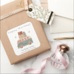 Sticker Carré Van de Noël<br><div class="desc">Ajoutez une touche festive à vos cadeaux et enveloppes avec ce mignon autocollant de fourgon de Noël. Cet autocollant présente une fourgonnette portant des cadeaux de Noël dans des tons rose, gris et rouge doux pour un design un peu rustique, un peu rétro. Facile à personnaliser avec les noms de...</div>