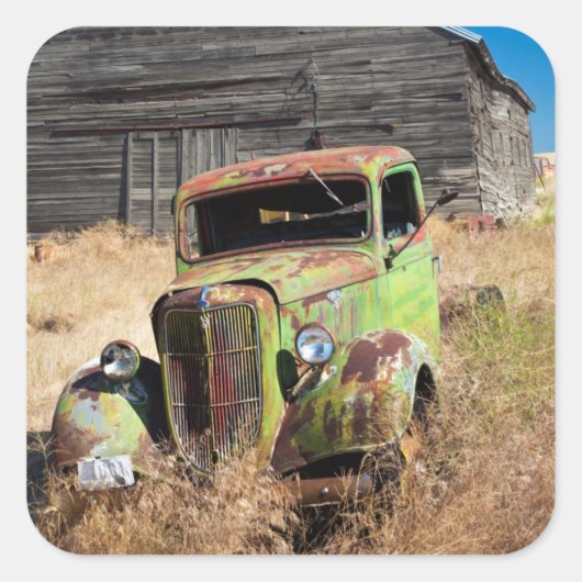 Sticker Carré Voiture de rouillement devant la ferme abandonnée (Devant)