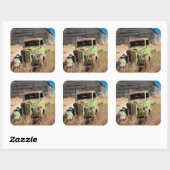 Sticker Carré Voiture de rouillement devant la ferme abandonnée (Feuille)