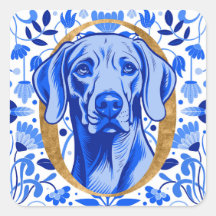 Weimaraner regardant à travers la lettre "O" en or
